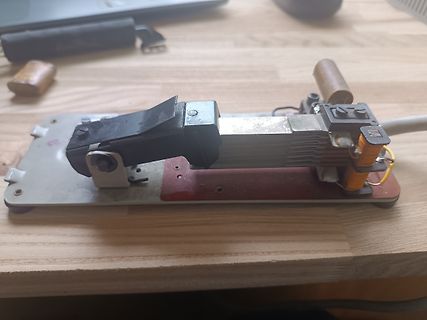 Elektronischer Aufbau mit Spule und Metallgehäuse
