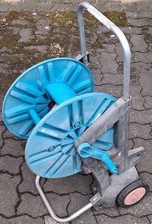 Gartenschlauchhaspel auf Pflastersteinen