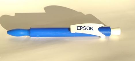 Blauer Stift mit Epson Aufkleber
