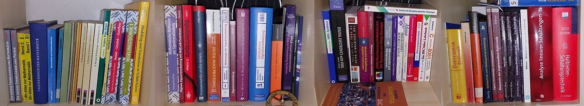 Bücherregal mit Fachliteratur zur Elektronik und Signalverarbeitung