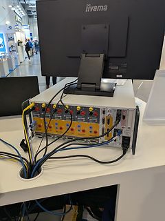 Rückansicht eines Computersystems mit Monitor und Kabeln