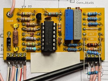 Bestückte gelbe Leiterplatte mit elektronischen Bauteilen