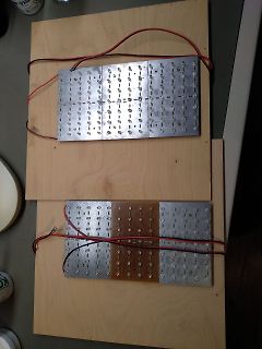 Zwei Platinen mit LED-Anordnungen auf Holzbrettern