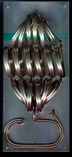 Metallskulptur aus gebogenen Rohren