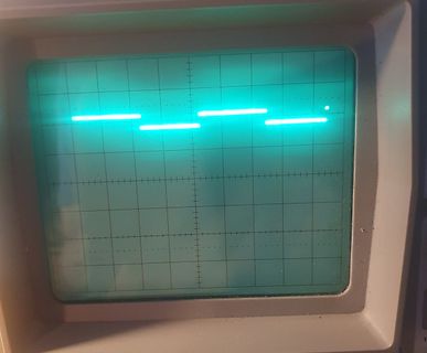 Abfotografierter Oszilloskop-Bildschirm mit digitalem Signal