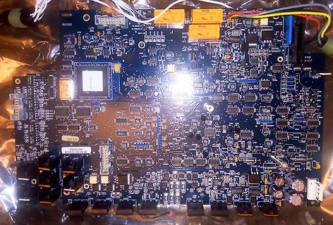 Bestückte blaue Leiterplatte mit elektronischen Bauteilen