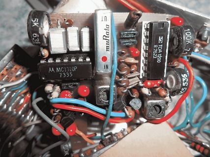 Nahaufnahme einer bestückten Leiterplatte mit elektronischen Bauteilen