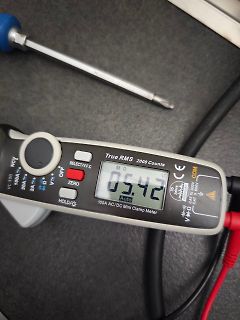 Digitalmultimeter und Schraubendreher auf Arbeitsfläche