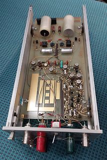 Innenansicht eines elektronischen Geräts mit Leiterplatte