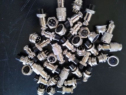 Vielzahl metallischer Rundsteckverbinder