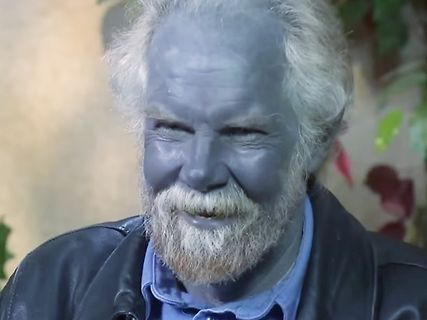 Porträt eines Mannes mit blauer Gesichtsbemalung