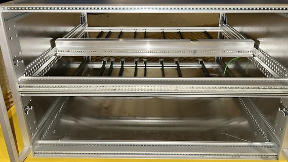 Metallgehäuse mit internen Schienen und Halterungen