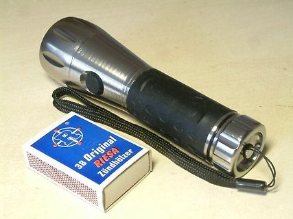 Taschenlampe und Streichholzschachtel