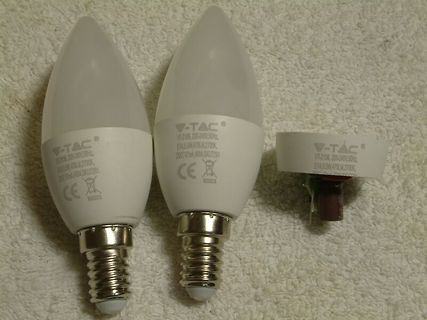 Zwei LED-Birnen und ein Sockel
