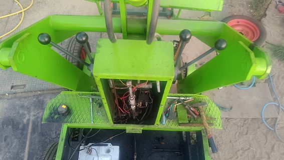 Geöffneter Steuerungsmechanismus einer grünen Maschine