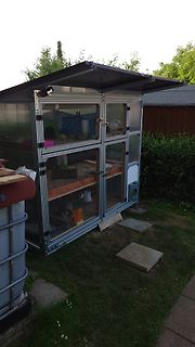 Metallkäfig für Kleintiere im Garten
