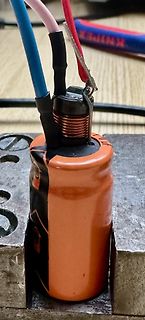 Aufgeklemmter Elektrolytkondensator mit angeschlossenen Kabeln