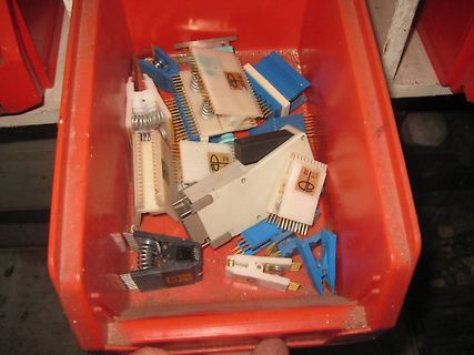 Sortiment an Steckverbindern in einer roten Box