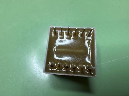 Vergossenes elektronisches Bauteil mit Pins