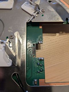 Geöffnete Elektronik mit Leiterplatte und Metallgehäuse