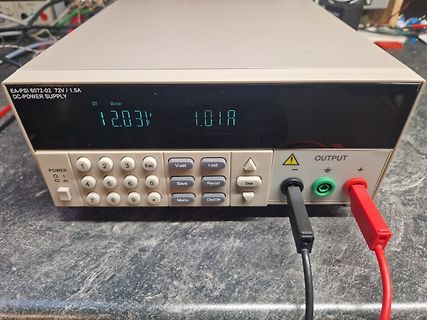 Labornetzteil mit Display und Messwerten