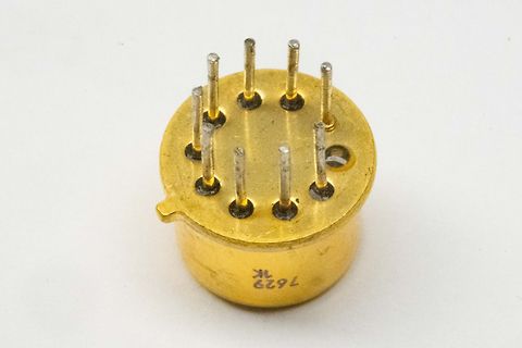 Goldfarbenes elektronisches Bauteil mit Pins