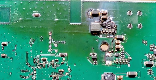 Nahaufnahme einer grünen Leiterplatte mit SMD-Bauteilen