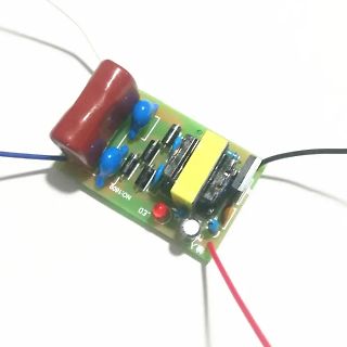 Bestückte Leiterplatte eines kleinen Netzteils