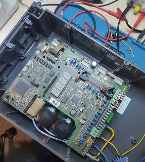 Geöffnete Elektronikplatine in Kunststoffgehäuse