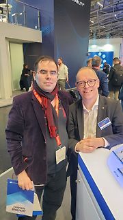 Zwei Männer auf einer Messe