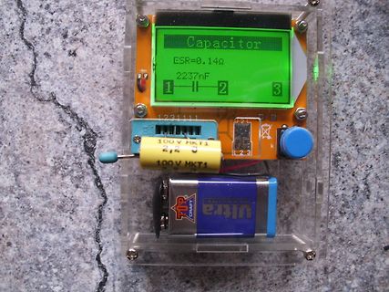 Selbstbau-Kondensatormessgerät mit Display und Bauteilen