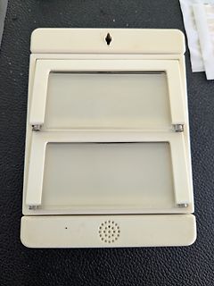 Weißes Gehäuse mit zwei Displays und Lautsprecheröffnung