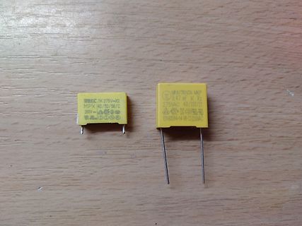 Zwei gelbe Entstörkondensatoren (X2)