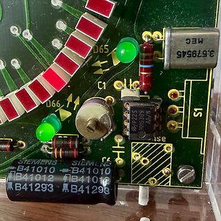 Nahaufnahme einer Leiterplatte mit elektronischen Bauteilen