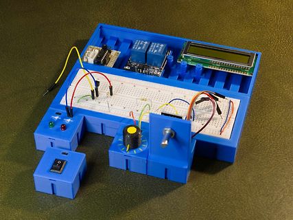 Elektronik-Prototyp auf Breadboard mit Display und Relais