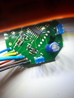 Foto einer grünen Leiterplatte mit elektronischen Bauteilen