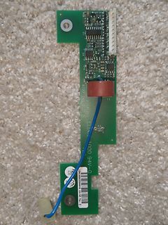 Grüne Leiterplatte mit elektronischen Bauteilen und blauem Kabel