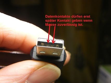 USB-Stecker mit Hinweistext zu Datenkontakten und Masse