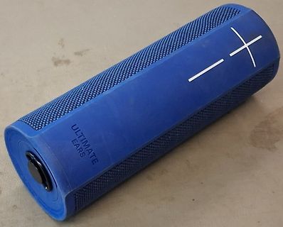 Blauer Ultimate Ears Bluetooth-Lautsprecher