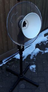 Großer Ventilator auf Stativ im Freien