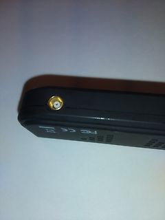 Nahaufnahme einer USB-Buchse an einem schwarzen Gehäuse