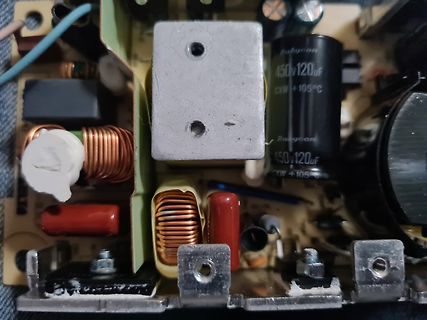 Innenansicht eines Schaltnetzteils mit Elektrolytkondensatoren und Spulen