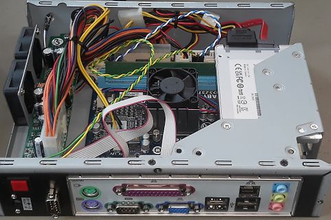 Innenansicht eines Computergehäuses mit Komponenten und Verkabelung
