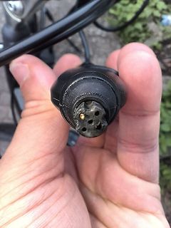Vierpoliger Stecker eines Kabels
