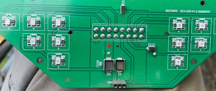 Nahaufnahme einer grünen Leiterplatte mit SMD-Bauteilen