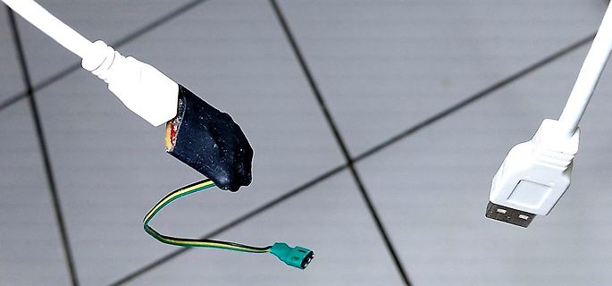 Defektes USB-Kabel mit freiliegenden Adern