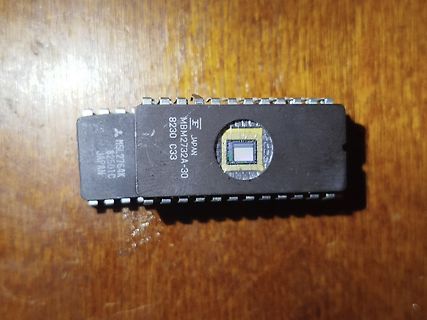 Mikrochip MBM2732A-30 auf Holzuntergrund