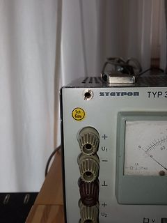 Frontansicht eines Statron Labornetzteils