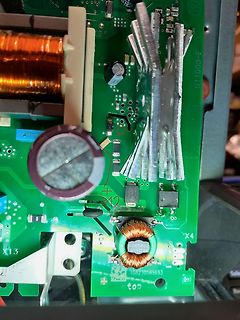 Nahaufnahme einer grünen Leiterplatte mit elektronischen Bauteilen
