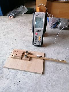 Thermocouple Thermometer Messaufbau auf Holzbrett